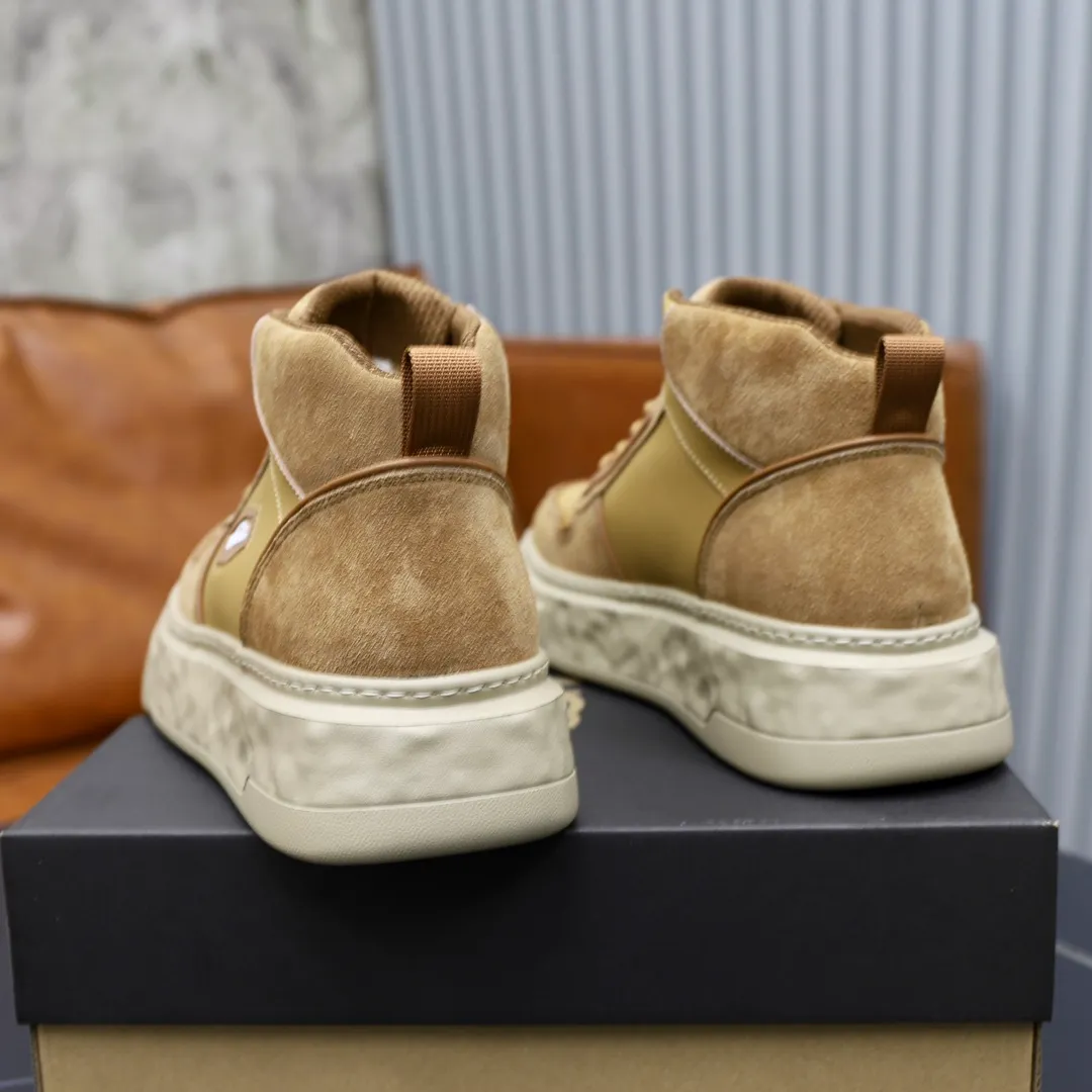 Ex-factory price: 620💰Thick wool imported from Australia Brand: UGG genuine purchase Size: 39-44 Grade: Official website 1:1 Material: First layer of genuine leather waterproof and antifreeze upper Real wool lining Original non-slip soft wear-resistant outsole Style category: Men's casual shoes Trendy style Comfortable on the feet Color: Official website color synchronization
